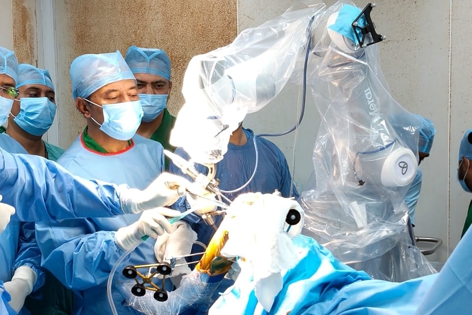 शासकीय रुग्णालयात क्रांती: रोबोटिक गुडघा प्रत्यारोपण शस्त्रक्रिया यशस्वी!